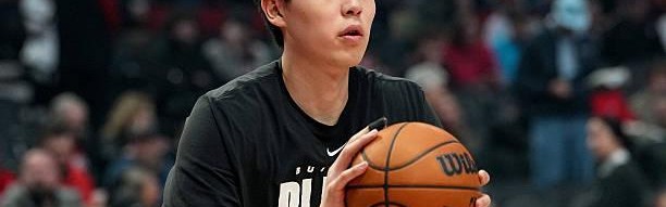 小编扣鸡腿，开拓者官方把下放的杨瀚森误写成双向合同球员